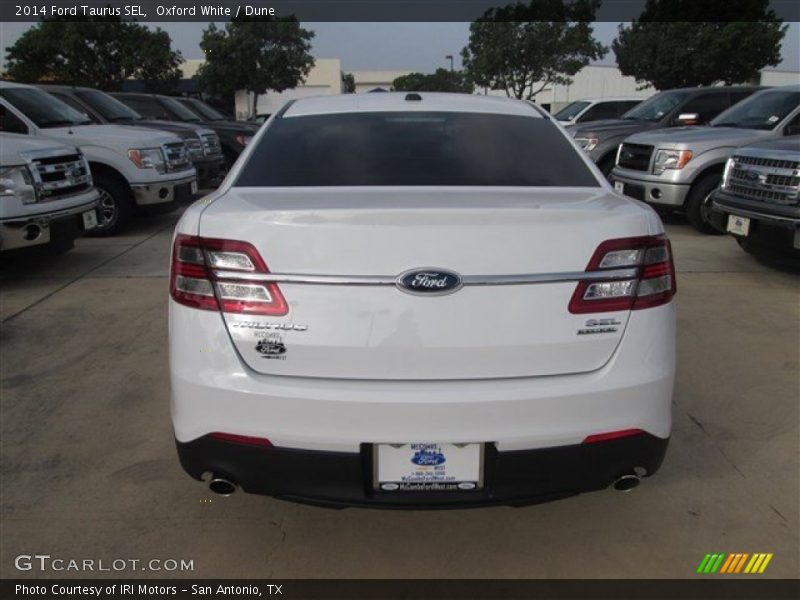 Oxford White / Dune 2014 Ford Taurus SEL