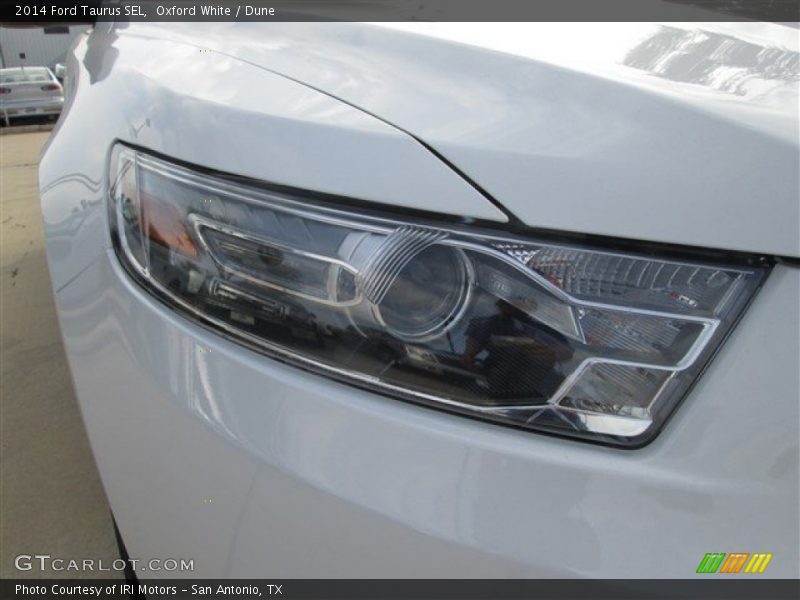 Oxford White / Dune 2014 Ford Taurus SEL