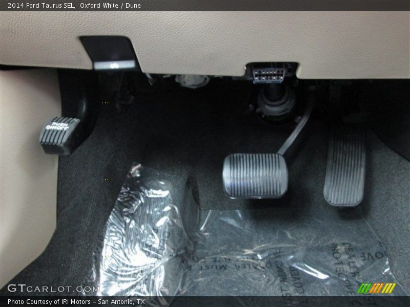 Oxford White / Dune 2014 Ford Taurus SEL