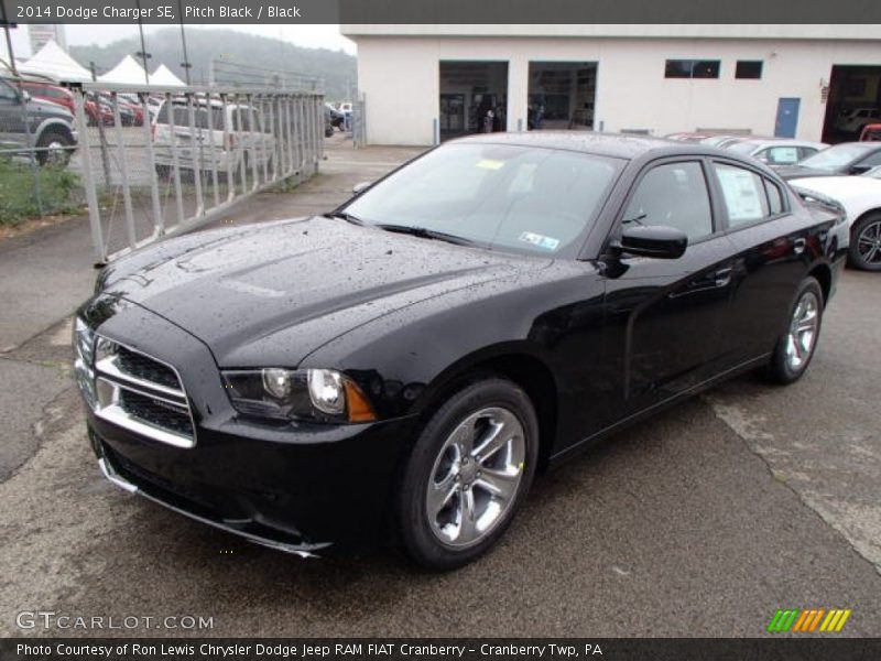 Front 3/4 View of 2014 Charger SE