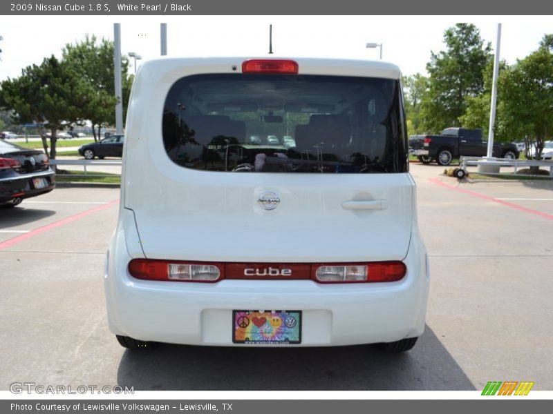 White Pearl / Black 2009 Nissan Cube 1.8 S