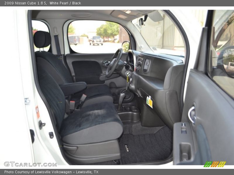 White Pearl / Black 2009 Nissan Cube 1.8 S
