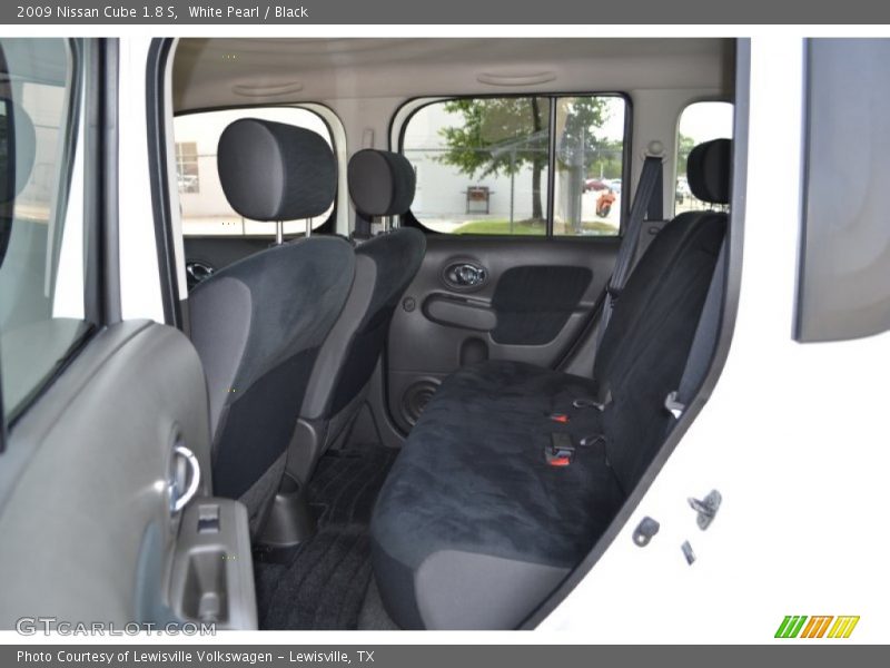 White Pearl / Black 2009 Nissan Cube 1.8 S