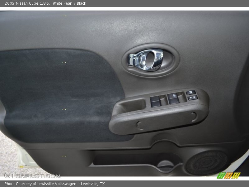 White Pearl / Black 2009 Nissan Cube 1.8 S