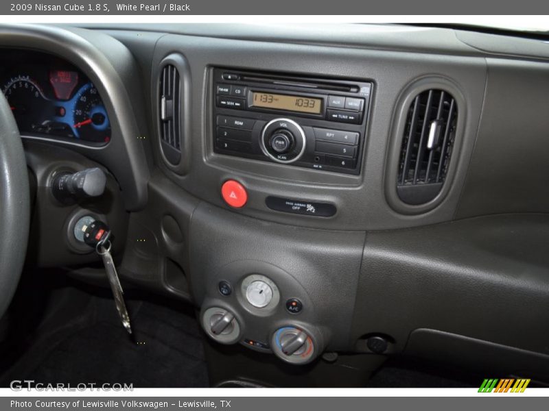 White Pearl / Black 2009 Nissan Cube 1.8 S