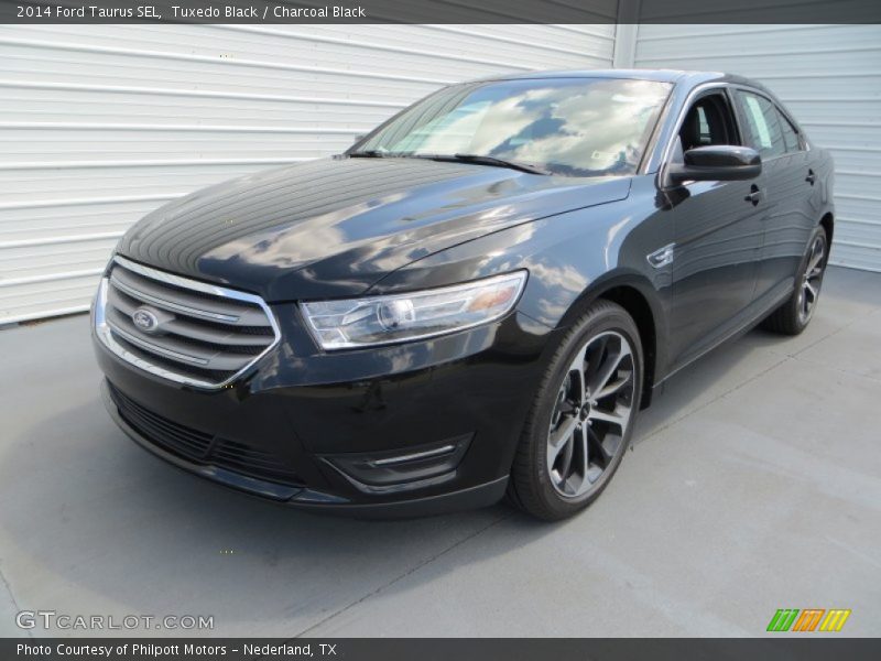 Front 3/4 View of 2014 Taurus SEL