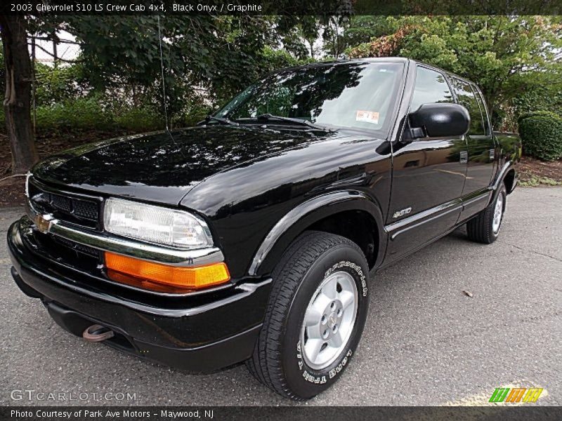 Front 3/4 View of 2003 S10 LS Crew Cab 4x4