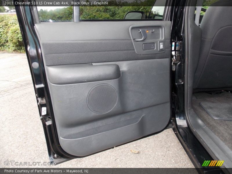 Black Onyx / Graphite 2003 Chevrolet S10 LS Crew Cab 4x4