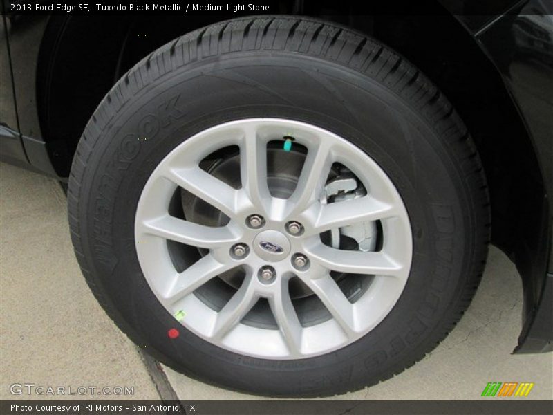 Tuxedo Black Metallic / Medium Light Stone 2013 Ford Edge SE