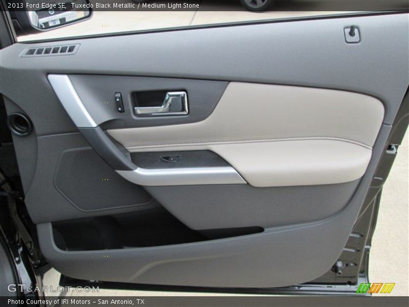 Tuxedo Black Metallic / Medium Light Stone 2013 Ford Edge SE