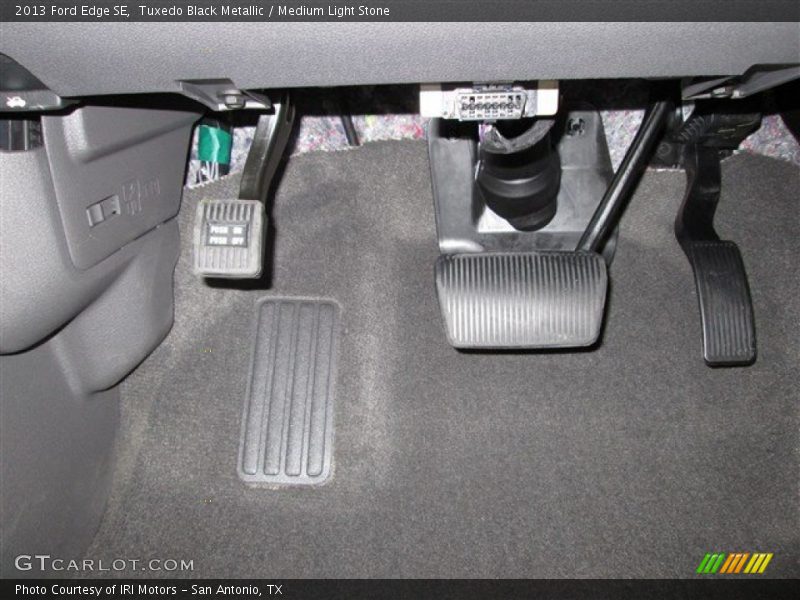 Tuxedo Black Metallic / Medium Light Stone 2013 Ford Edge SE