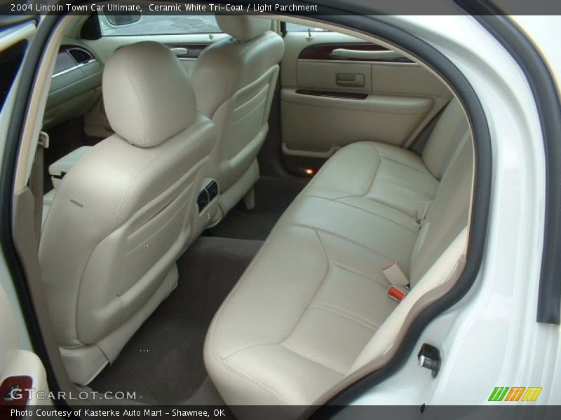 Ceramic White Tri-Coat / Light Parchment 2004 Lincoln Town Car Ultimate