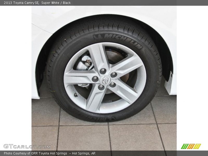 Super White / Black 2013 Toyota Camry SE