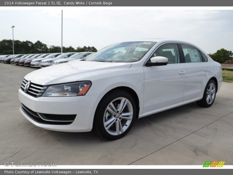 Front 3/4 View of 2014 Passat 2.5L SE