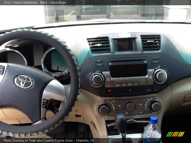 Black / Sand Beige 2011 Toyota Highlander