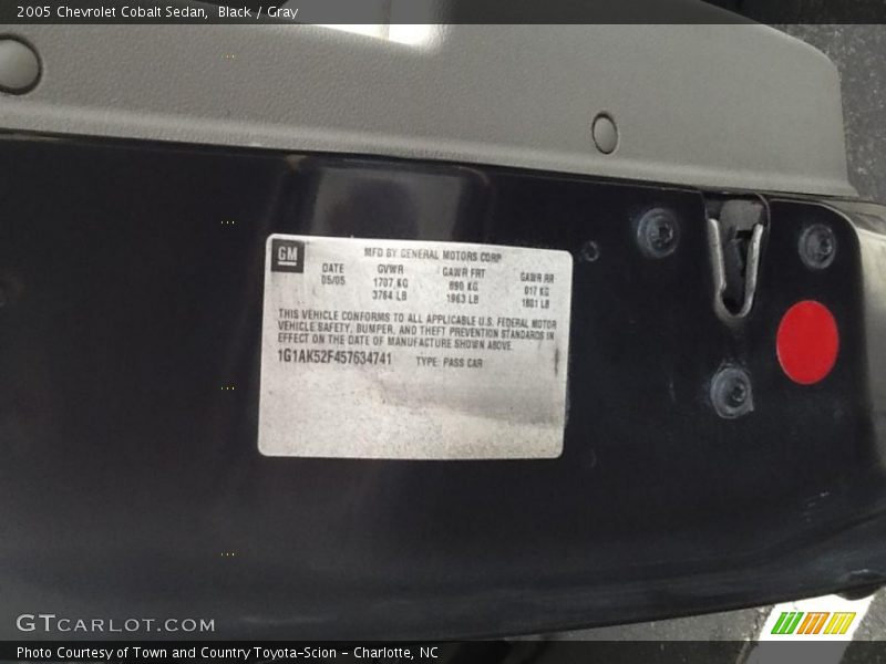 Black / Gray 2005 Chevrolet Cobalt Sedan