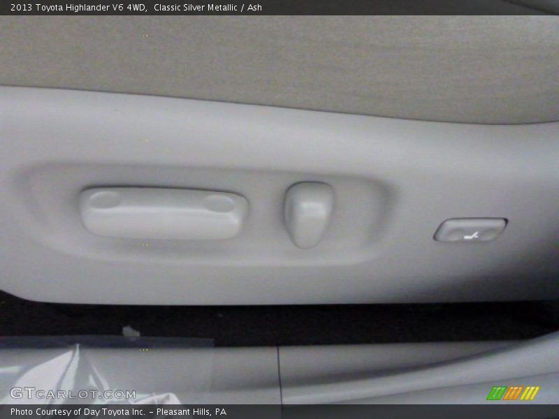 Classic Silver Metallic / Ash 2013 Toyota Highlander V6 4WD