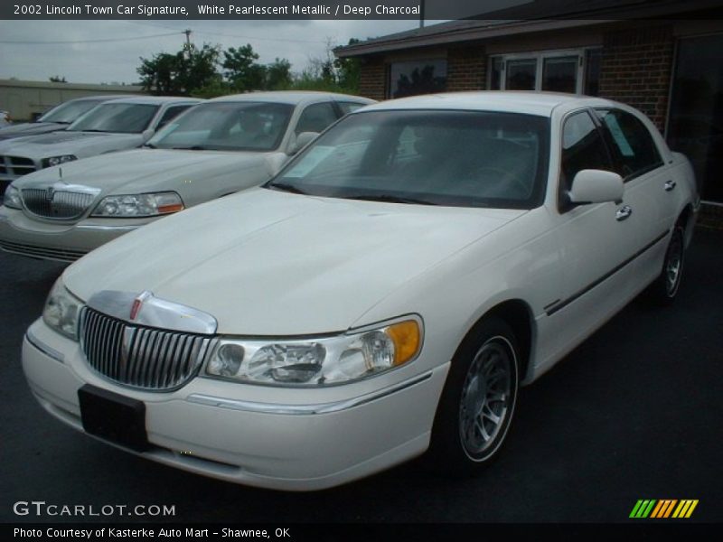 White Pearlescent Metallic / Deep Charcoal 2002 Lincoln Town Car Signature