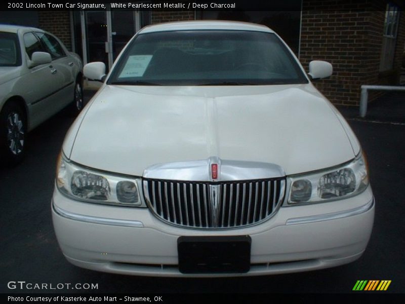 White Pearlescent Metallic / Deep Charcoal 2002 Lincoln Town Car Signature
