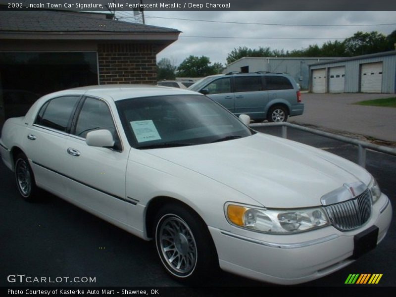 White Pearlescent Metallic / Deep Charcoal 2002 Lincoln Town Car Signature