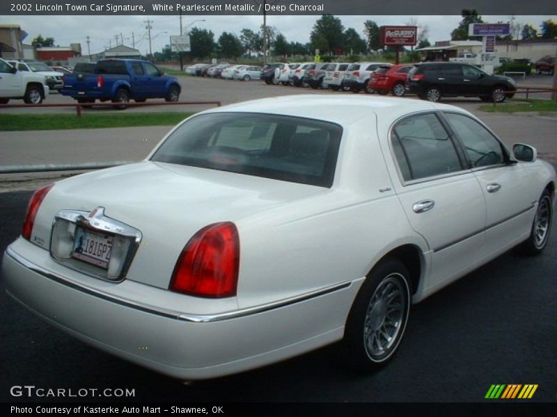 White Pearlescent Metallic / Deep Charcoal 2002 Lincoln Town Car Signature