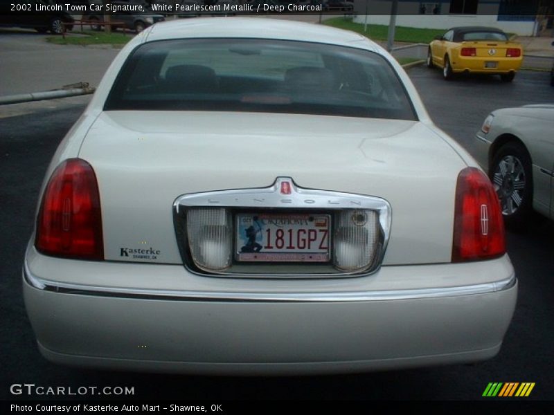 White Pearlescent Metallic / Deep Charcoal 2002 Lincoln Town Car Signature