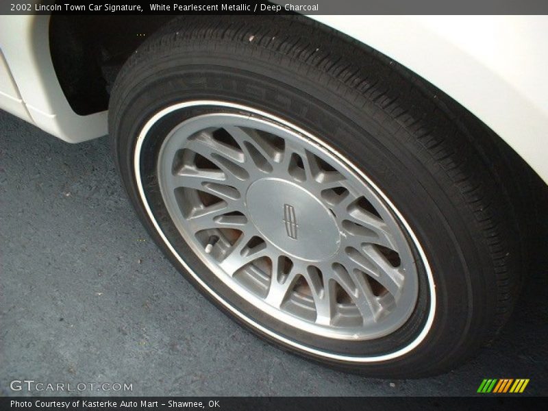 White Pearlescent Metallic / Deep Charcoal 2002 Lincoln Town Car Signature