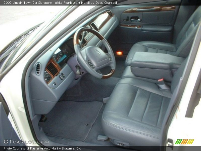 White Pearlescent Metallic / Deep Charcoal 2002 Lincoln Town Car Signature