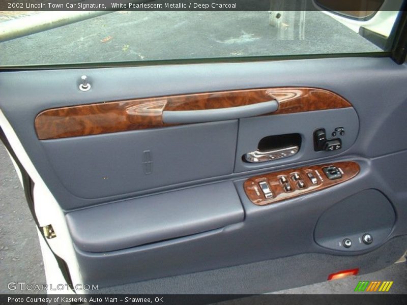 White Pearlescent Metallic / Deep Charcoal 2002 Lincoln Town Car Signature