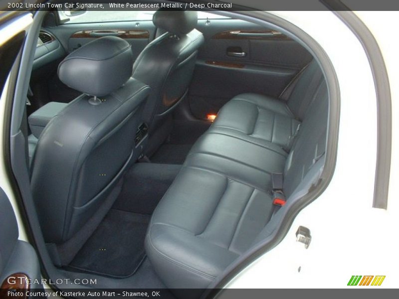 White Pearlescent Metallic / Deep Charcoal 2002 Lincoln Town Car Signature