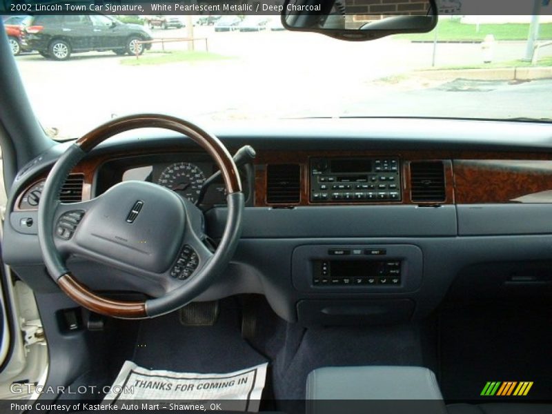 White Pearlescent Metallic / Deep Charcoal 2002 Lincoln Town Car Signature