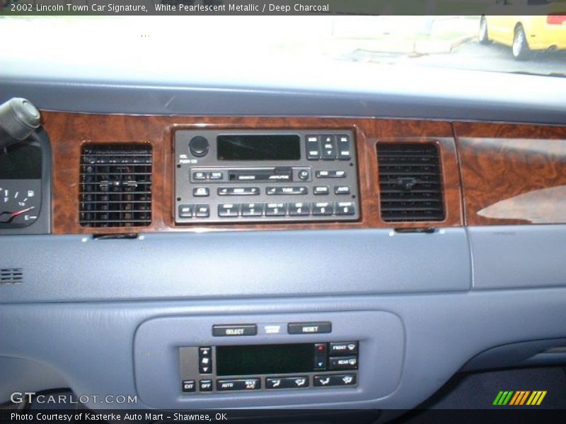 White Pearlescent Metallic / Deep Charcoal 2002 Lincoln Town Car Signature