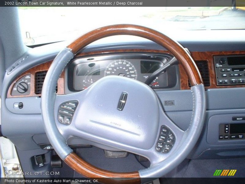 White Pearlescent Metallic / Deep Charcoal 2002 Lincoln Town Car Signature