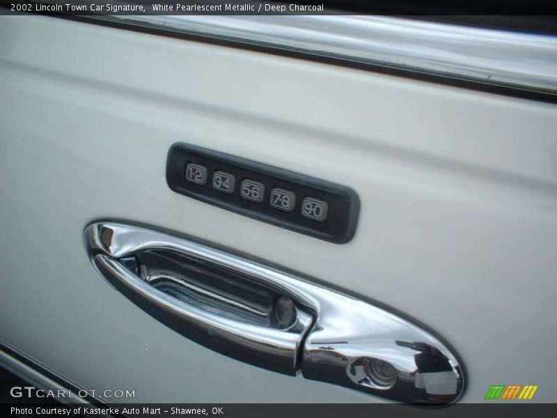 White Pearlescent Metallic / Deep Charcoal 2002 Lincoln Town Car Signature