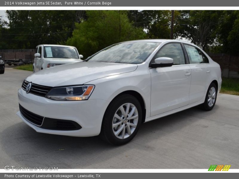 Front 3/4 View of 2014 Jetta SE Sedan