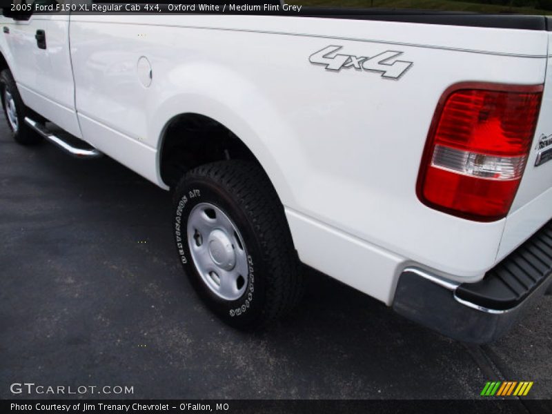Oxford White / Medium Flint Grey 2005 Ford F150 XL Regular Cab 4x4