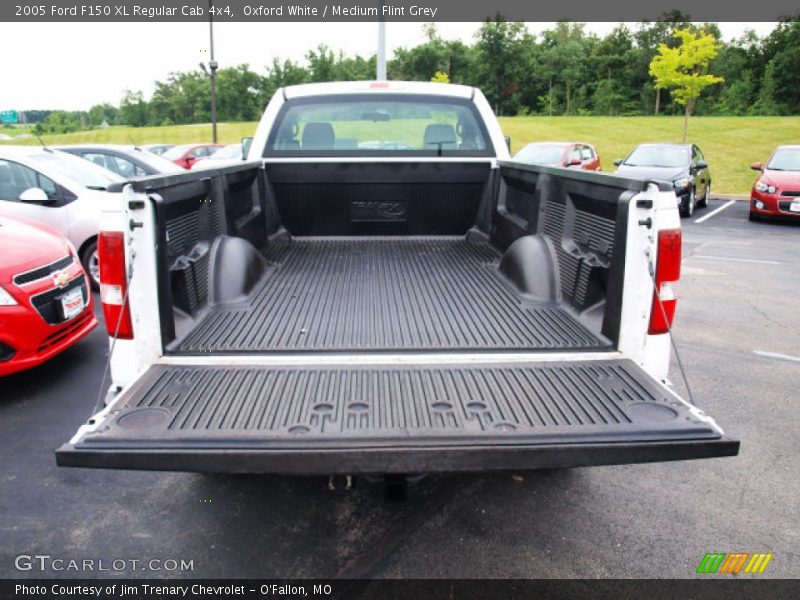 Oxford White / Medium Flint Grey 2005 Ford F150 XL Regular Cab 4x4