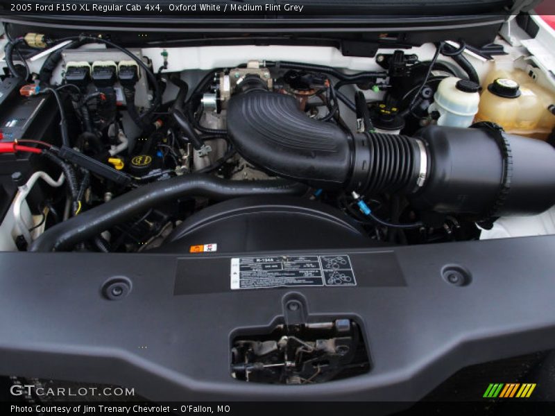 Oxford White / Medium Flint Grey 2005 Ford F150 XL Regular Cab 4x4