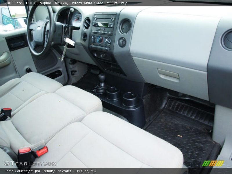 Oxford White / Medium Flint Grey 2005 Ford F150 XL Regular Cab 4x4