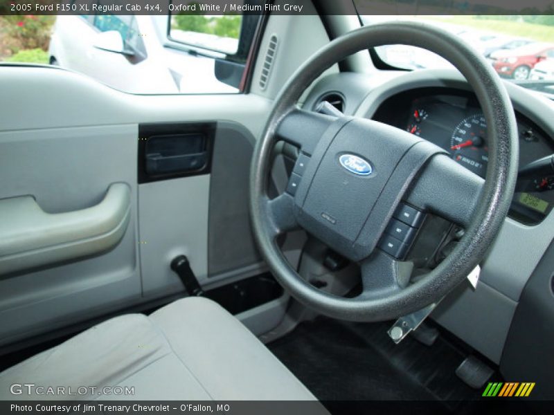 Oxford White / Medium Flint Grey 2005 Ford F150 XL Regular Cab 4x4