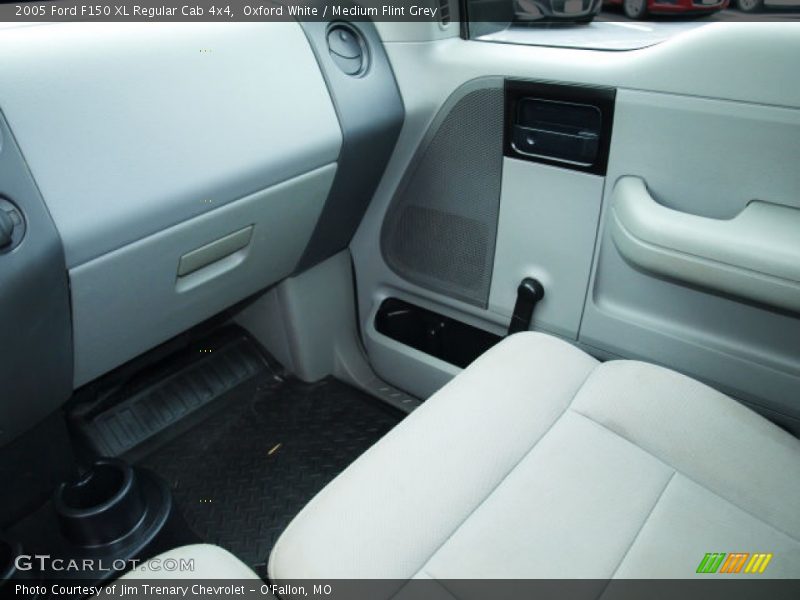 Oxford White / Medium Flint Grey 2005 Ford F150 XL Regular Cab 4x4