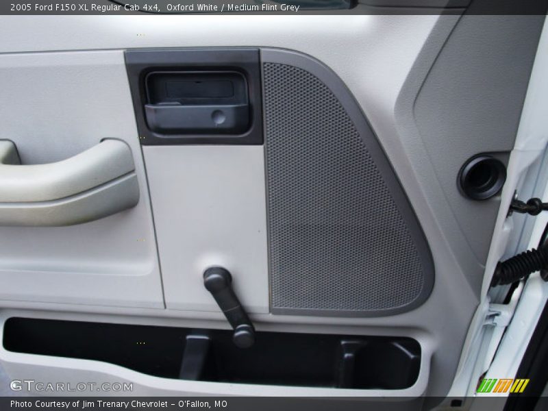Oxford White / Medium Flint Grey 2005 Ford F150 XL Regular Cab 4x4