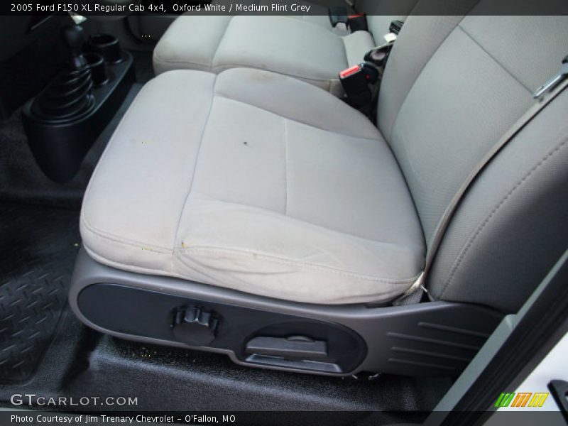 Oxford White / Medium Flint Grey 2005 Ford F150 XL Regular Cab 4x4