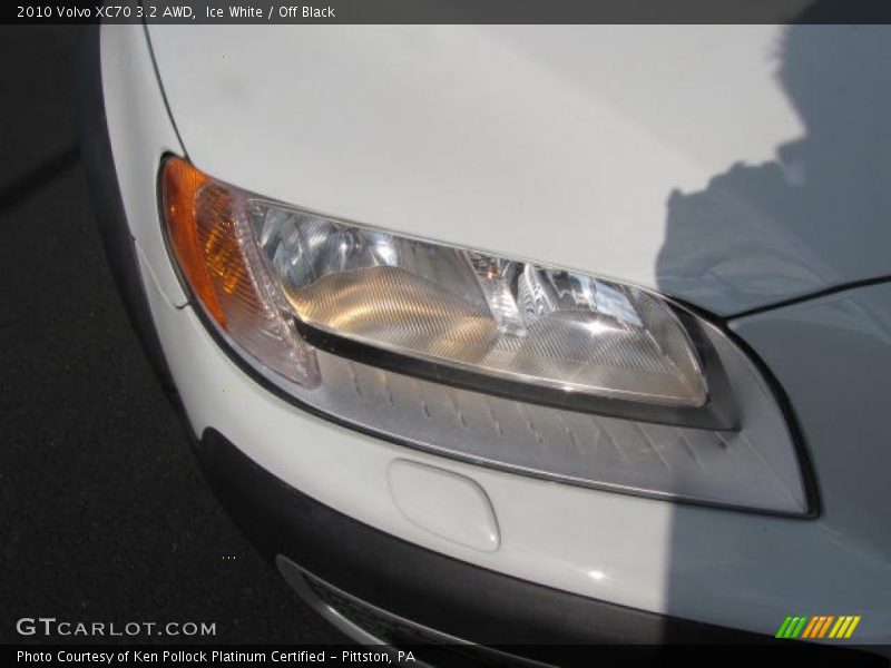 Ice White / Off Black 2010 Volvo XC70 3.2 AWD