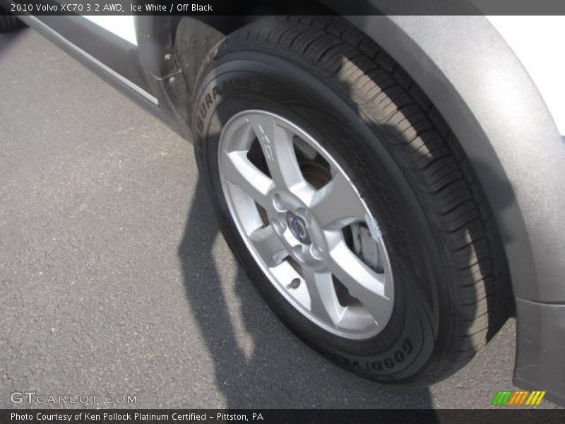 Ice White / Off Black 2010 Volvo XC70 3.2 AWD
