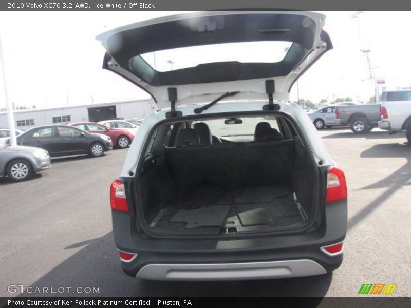 Ice White / Off Black 2010 Volvo XC70 3.2 AWD
