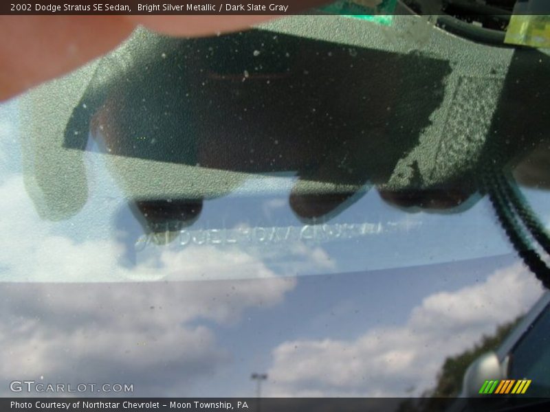 Bright Silver Metallic / Dark Slate Gray 2002 Dodge Stratus SE Sedan
