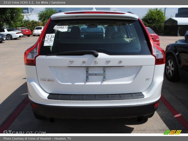 Ice White / Sandstone 2010 Volvo XC60 3.2