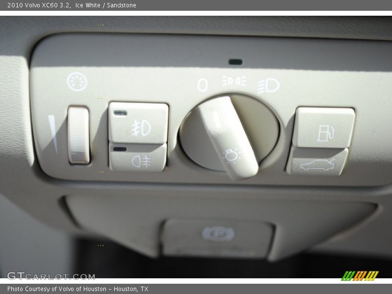 Ice White / Sandstone 2010 Volvo XC60 3.2