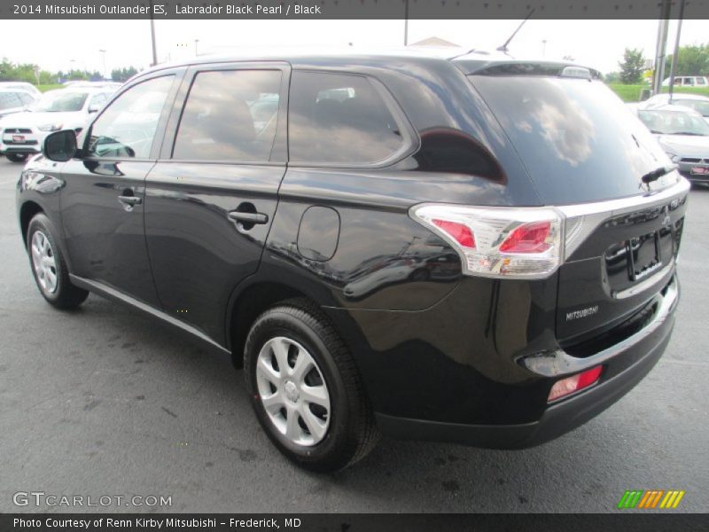 Labrador Black Pearl / Black 2014 Mitsubishi Outlander ES